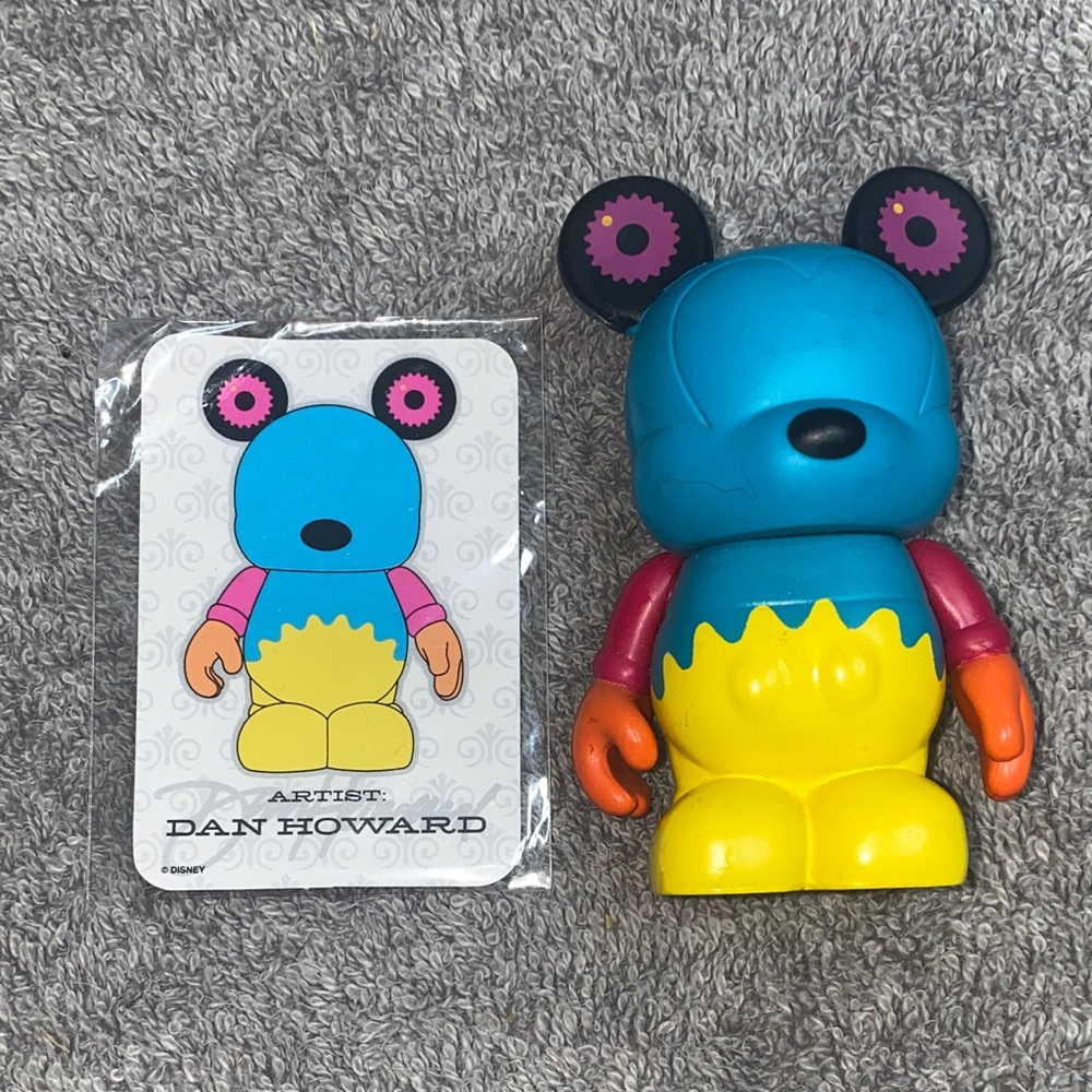 🌵Retired Disney Vinylmation ‘Blue yellow gears bear’ from the "Urban 5 series!